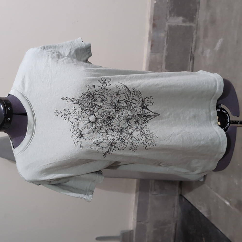 Light green floral bouquet Doe tshirt size small